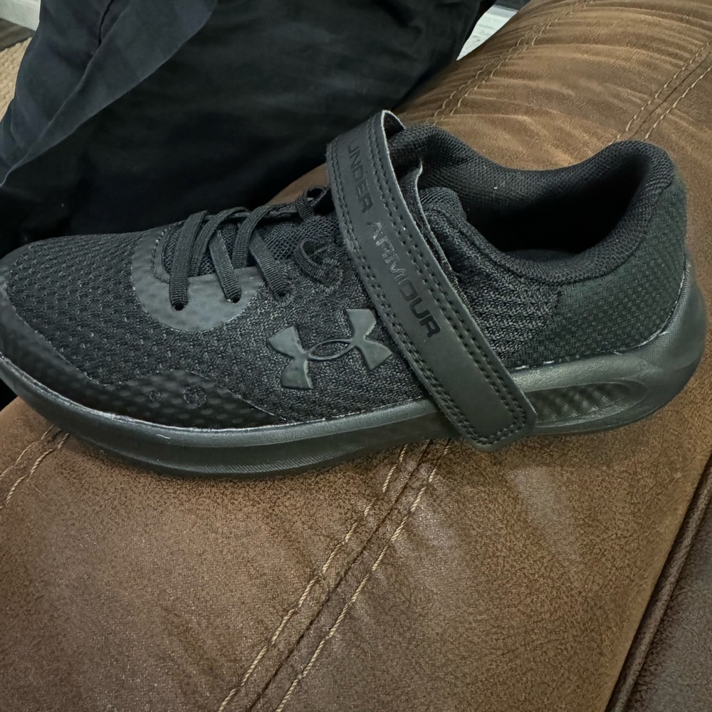 Boys under Armour, tennis shoes size 1.5Y